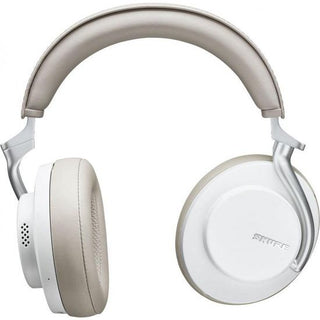 Een paar SHURE AONIC 50 wit (SBH2350-WH-EFS) draadloze over-ear hoofdtelefoons met beige, gevoerde oorkussens en hoofdband, witte oorschelpen en het Shure-logo aan de zijkant.