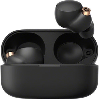 Een paar Sony WF-1000XM4 volledig draadloze oordopjes met Noise Cancelling in zwart, één in de oplaadkoffer en één erboven, beide met een matte afwerking en subtiele metallic accenten.