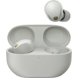 Een paar Sony WF-1000XM5 volledig draadloze oordopjes met Noise Cancelling in zilver, één geplaatst in een open oplaadkoffer en de andere erboven zwevend, op een egale witte achtergrond.
