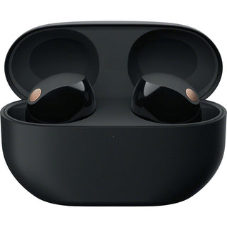 Een paar Sony WF-1000XM5 volledig draadloze oordopjes met Noise Cancelling in zwart, met koperkleurige accenten, liggen in een open zwarte oplaadkoffer.