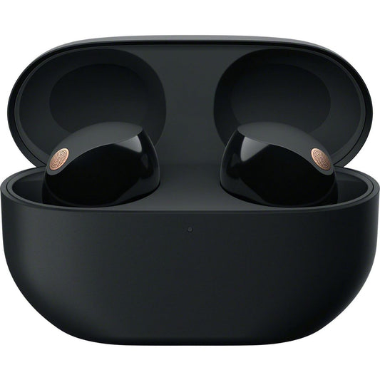 Een paar Sony WF-1000XM5 volledig draadloze oordopjes met Noise Cancelling in zwart, met koperkleurige accenten, liggen in een open zwarte oplaadkoffer.