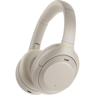 De Sony WH-1000XM4 is een draadloze over-ear koptelefoon in zilver, met Noise Cancelling voor een meeslepende luisterervaring en subtiel design met discrete branding op de oorkap en hoofdband.