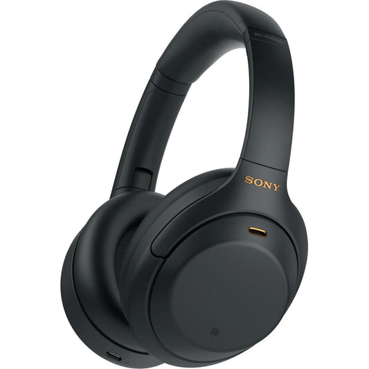 Een paar zwarte Sony WH-1000XM4 draadloze over-ear hoofdtelefoons met ruisonderdrukking, oorschelpkussens en een gestroomlijnd ontwerp.