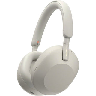 De Sony WH-1000XM5 is een draadloze over-ear hoofdtelefoon in zilver met een strak design, noise cancelling functies en het Sony logo op de hoofdband.