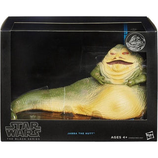 De Star Wars Black Series 6 inch Deluxe Jabba de Hutt van Star Wars wordt geleverd in de originele doos, waarin de grote groen-beige slakachtige figuur door een doorzichtig plastic venster wordt weergegeven.
