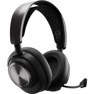 De SteelSeries Arctis Nova Pro Wireless - PC VERSIE van STEELSERIES is een zwarte over-ear draadloze gaming headset met een gewatteerde hoofdband, afneembare linker microfoon, matte oorschelpen met metalen accenten en geavanceerde noise cancelling.