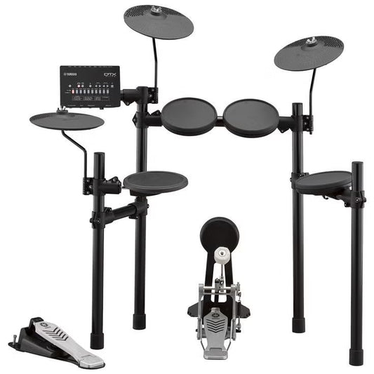 De Yamaha DTX452K Elektronisch Drumstel van Yamaha heeft vier drumpads, een triple zone snarepad, drie cymbalpads, een bassdrumpad, een controlemodule, hi-hatpedaal en kickpedaal-alles op een stevig zwart frame.