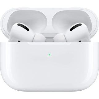 Een paar APPLE AirPods Pro met MagSafe-opbergkoffer zijn gedeeltelijk zichtbaar in hun geopende koffer, met een klein groen indicatielampje aan de voorkant.