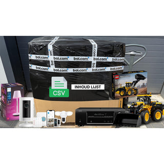 Een BOL.com Volle Pallet Electronica B-Stock verpakt in zwart plastic met een bol.com label staat buiten, omringd door een LEGO Technic set, slimme lamp, ontvanger, CSV pictogram en een "INHOUD LIJST" teken.