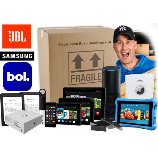 Een lachende persoon met pet poseert met de DealFixers Electronica Box BOL.com met o.a. Apple, Samsung en meer - #1, met tablets, smartphones, een JBL speaker en meer, uitgestald voor een grote "FRAGILE" mystery box.
