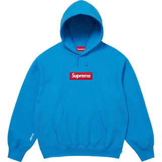 Het Supreme Box Logo Hooded Sweatshirt in blauw/cyaan (Large) heeft een rood Supreme boxlogo op de borst, kleine witte tekst bij de linkerpols, een zak aan de voorkant en een capuchon met trekkoord. Dit is een limited edition van Supreme.