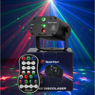 Een Merkloos Disco Laser 3 in 1 Multilaser met 4000mA oplaadbare batterij projecteert kleurrijke laserstralen op een donkere kamer vanuit zijn doos, met een afstandsbediening met meerdere knoppen op de voorgrond.