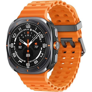 De APPLE Watch Ultra 2 GPS+CELL heeft een robuuste titanium kast van 49 mm, een oranje geperforeerde rubberen band, een analoog display met digitale informatie zoals datum, weer, gezondheidsstatistieken en geavanceerde smartwatchfuncties.