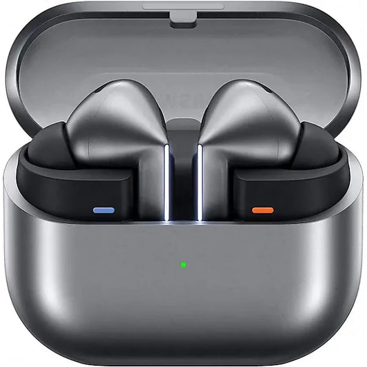 Een paar SAMSUNG Galaxy Buds3 Pro draadloze oordopjes in metallic grijs rusten in een open oplaadhouder met een groen indicatielampje. De comfortabele oordopjes zijn voorzien van blauwe en oranje lampjes, wat zorgt voor een opvallend, lichtgevend ontwerp.