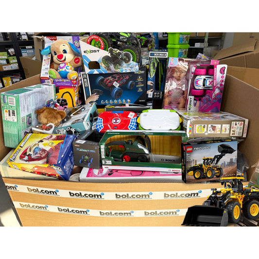 Een grote open doos met het label BOL.com bevat een Volle Pallet Speelgoed (B-Stock Magazijn) met assorti speelgoed-plush hond, LEGO Technic, RC auto's, speelgoed kettingzaag, poppen, koptelefoons-van BOL.com.